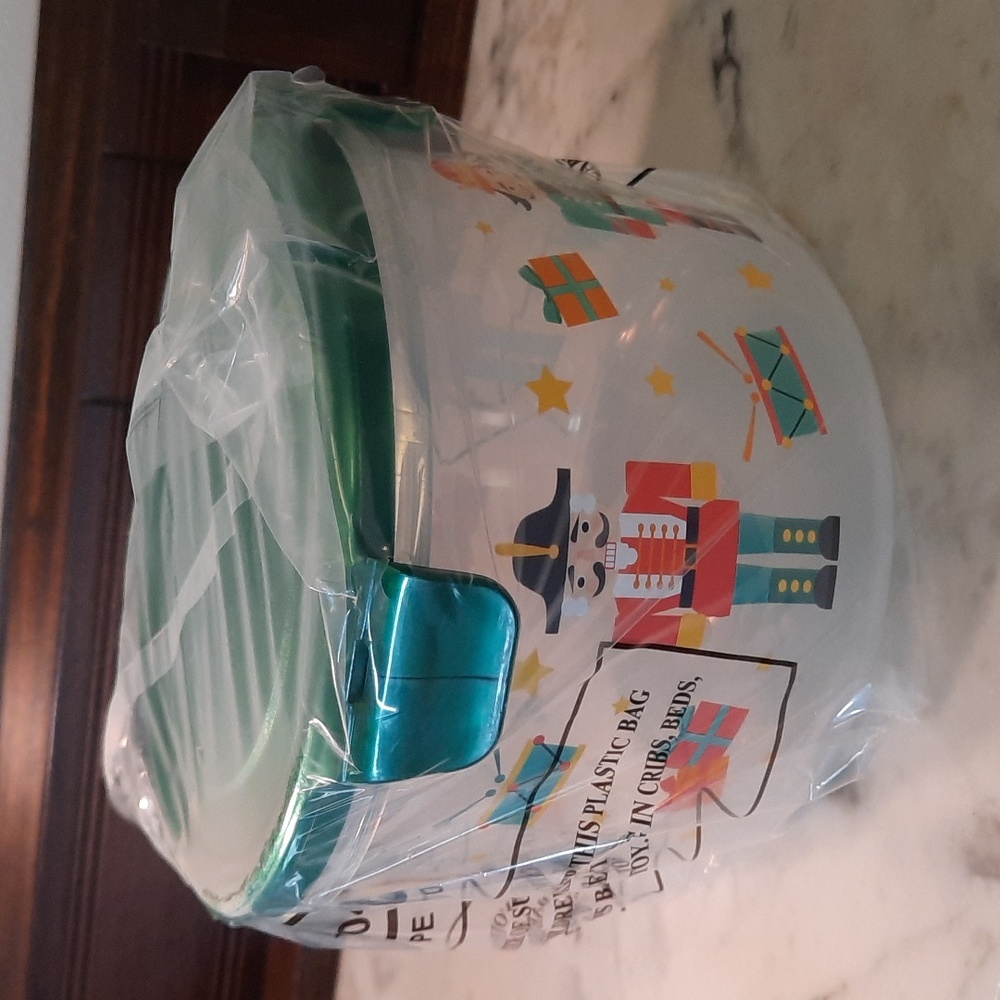 NWT.  Lock&Lock 44 oz Container NUTCRACKER